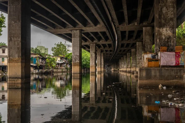 Vue en perspective avec belle lumière filtrée sur la rivière Khlo — Photo