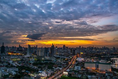 İş bölgesinde gökdelenler ile Bangkok gökyüzü görünümü