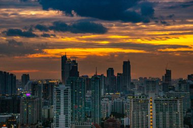 İş bölgesinde gökdelenler ile Bangkok gökyüzü görünümü