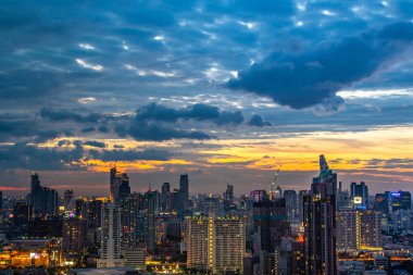 İş bölgesinde gökdelenler ile Bangkok gökyüzü görünümü