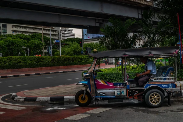 Bangkok street transport , traditional thai tuk tuk shape 3-whee — Stock Photo, Image