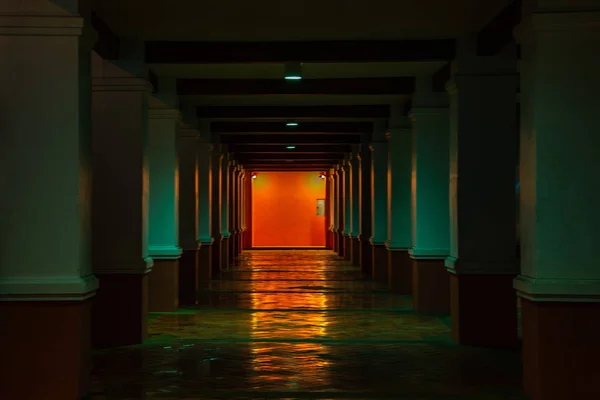 Vista notturna esterna del corridoio architettura del Museo di Ind — Foto Stock