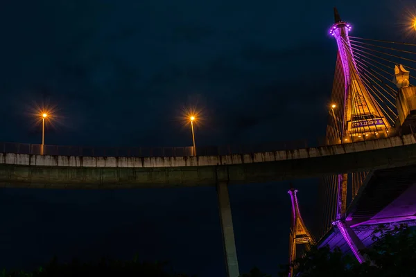 Escena nocturna Puente de Bhumibol, Bangkok, Tailandia —  Fotos de Stock