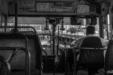 Bangkok, Siyah ve w yollarda eski bir otobüste otobüs şoförü