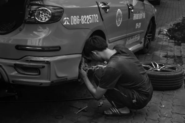 Bangkok,Thailand - jun 29, 2019 : men mechanics repairing a taxi — Stock Photo, Image