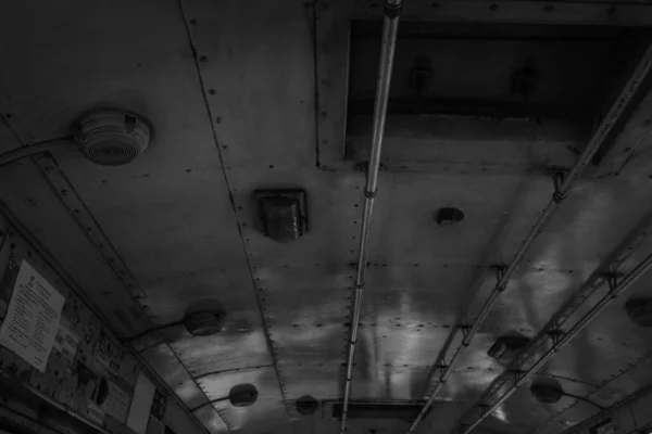 Vista desde el interior del viejo techo del autobús, Blanco y Negro . — Foto de Stock