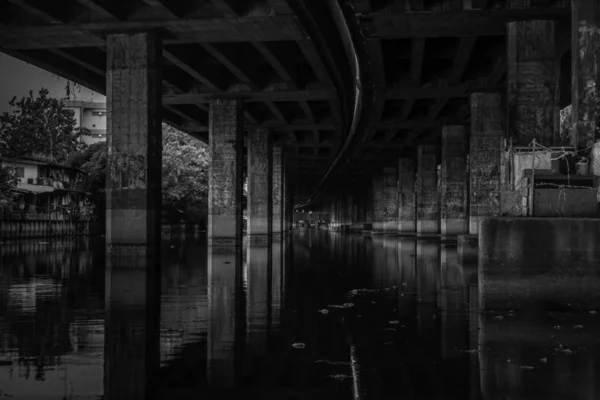 Khlong Toei Expressway sobre el canal Phra Khanong y el ingenio de la casa — Foto de Stock