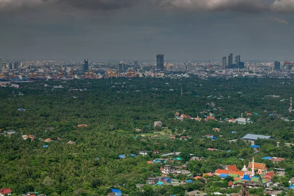 La vista del fiume Chao Phraya che vede l'area verde accanto — Foto Stock