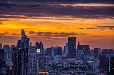 İş bölgesinde gökdelenler ile Bangkok gökyüzü görünümü