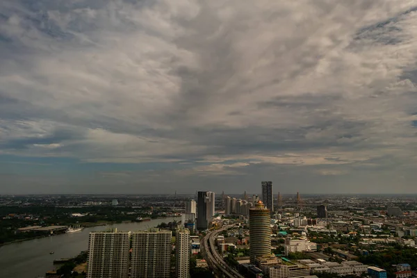 Sky widok na Bangkok wieczór z drapaczem chmur w biznesie — Zdjęcie stockowe