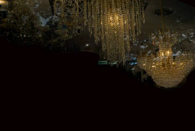 Vintage/Retro tarzı ampuller asılı, sıcak bir ambiyansa sahiptir ve kopya 