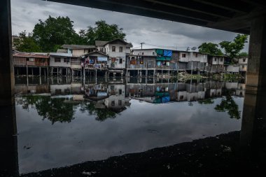 Khlong Phra Khanong üzerinde geleneksel eski ev, Bangkok, Tayland