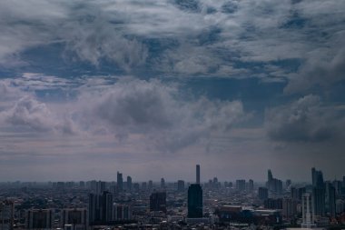 İş gökdelen ile Bangkok akşam görünümü gökyüzü görünümü