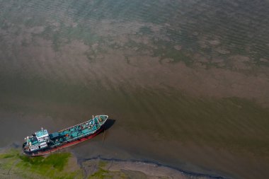 Öğleden sonra Chao Phraya Nehri 'nde rıhtılmış tekne, üst görünüm.