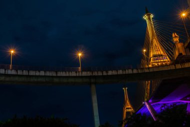 Gece sahne Bhumibol Köprüsü, Bangkok, Tayland