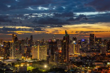 İş bölgesinde gökdelenler ile Bangkok gökyüzü görünümü