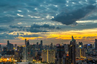 İş bölgesinde gökdelenler ile Bangkok gökyüzü görünümü