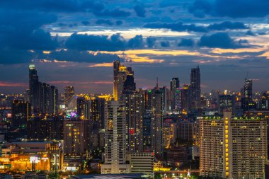 İş bölgesinde gökdelenler ile Bangkok gökyüzü görünümü