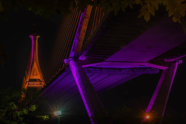 Ночная сцена моста Бхумибол, Бангкок, Таиланд — стоковое фото
