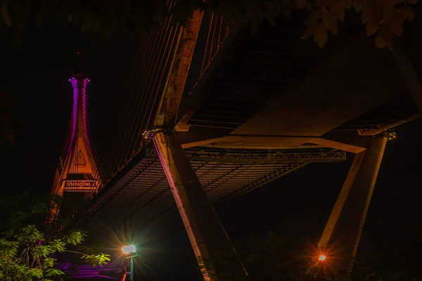 Ночная сцена моста Бхумибол, Бангкок, Таиланд — стоковое фото