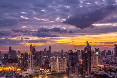 İş bölgesinde gökdelenler ile Bangkok gökyüzü görünümü