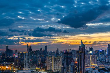 İş bölgesinde gökdelenler ile Bangkok gökyüzü görünümü
