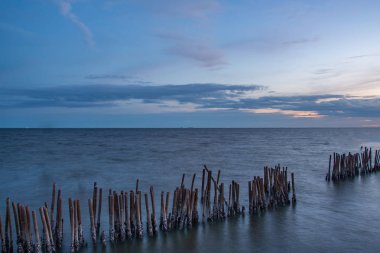 Akşam Bang Khun Thian deniz manzaralı güzel gökyüzü ve bulut.