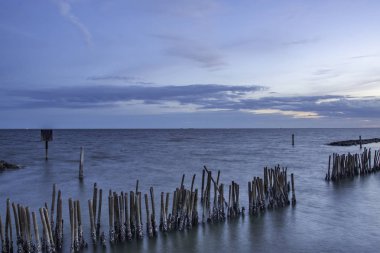 Akşam Bang Khun Thian deniz manzaralı güzel gökyüzü ve bulut.