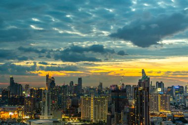 İş bölgesinde gökdelenler ile Bangkok gökyüzü görünümü