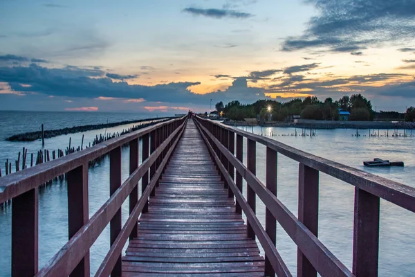 Beautiful of The Walkway red wooden bridge in evening at Bang Kh — стоковое фото