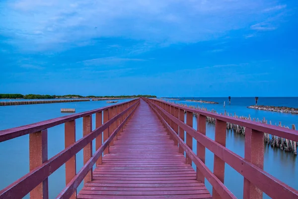 Belle passerelle pont en bois rouge en soirée à Bang Kh — Photo