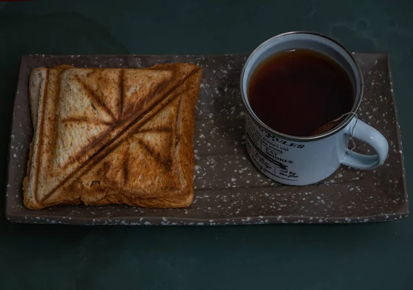 Reggeli-szendvicsek és csésze tea egy kerámia salver. — Stock Fotó