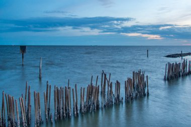 Akşam Bang Khun Thian deniz manzaralı güzel gökyüzü ve bulut.