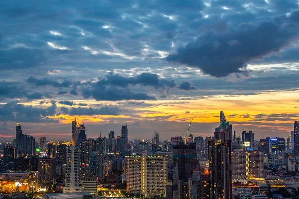 İş bölgesinde gökdelenler ile Bangkok gökyüzü görünümü