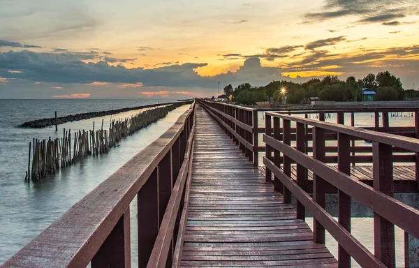 Beautiful of The Walkway red wooden bridge in evening at Bang Kh — стоковое фото