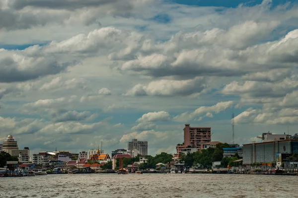 Uitzicht op de oevers van de Chao Phraya-rivier in Bangkok met de SE — Stockfoto