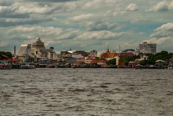 Uitzicht op de oevers van de Chao Phraya-rivier in Bangkok met de SE — Stockfoto