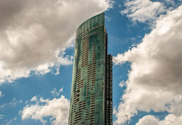 Revestimento de espelho geométrico angular em um edifício moderno com repe — Fotografia de Stock