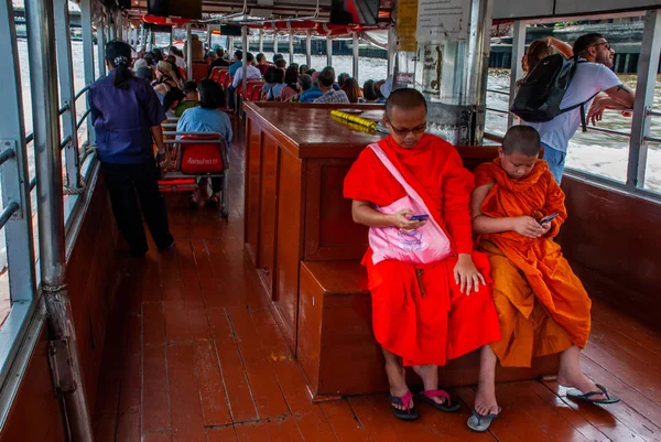 I monaci e i novizi stanno guardando i messaggi mobili durante il Ch — Foto Stock