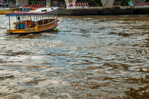 De veerboot voor passagiers op de Chao Phraya-rivier. — Stockfoto