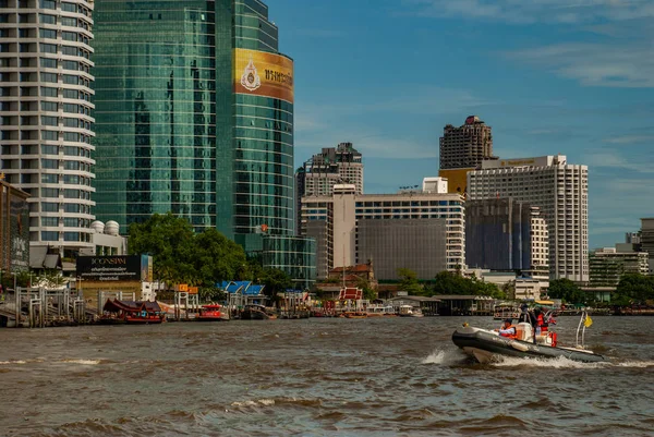 Politie boot haasten op wateroppervlak tegen de Chao Phraya Rive — Stockfoto