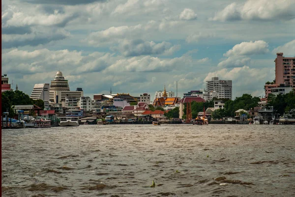 Uitzicht op de oevers van de Chao Phraya-rivier in Bangkok met de SE — Stockfoto