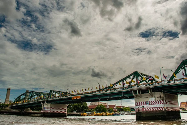 Wspaniałe dekoracje rano widok na Phra Phuttha Yodfa Bridge (M — Zdjęcie stockowe