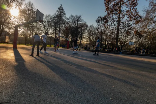 Muchos hombres jóvenes jugando baloncesto en el parque Ravenscout . — Foto de Stock