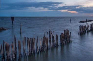 Akşam Bang Khun Thian deniz manzaralı güzel gökyüzü ve bulut.