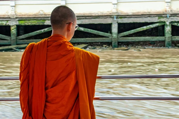 I monaci stavano sulla Chao Phraya Express Boat per viaggiare in wat — Foto Stock