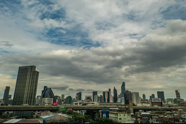 Skyskrapor i affärsdistriktet i Bangkok med en himmel backd — Stockfoto