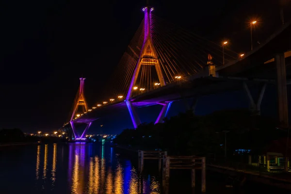 夜晚的场景普密蓬桥梁，曼谷泰国 — 图库照片