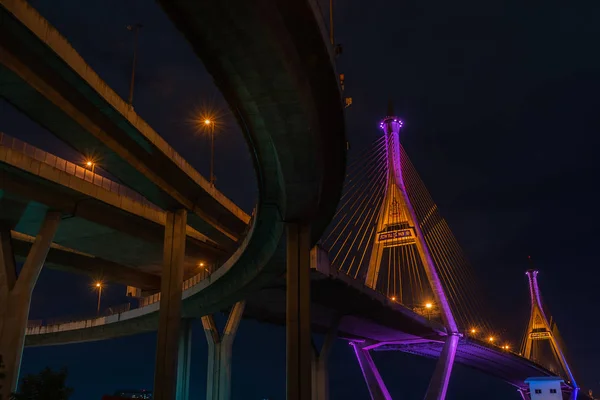夜晚的场景普密蓬桥梁，曼谷泰国 — 图库照片