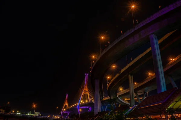 夜晚的场景普密蓬桥梁，曼谷泰国 — 图库照片